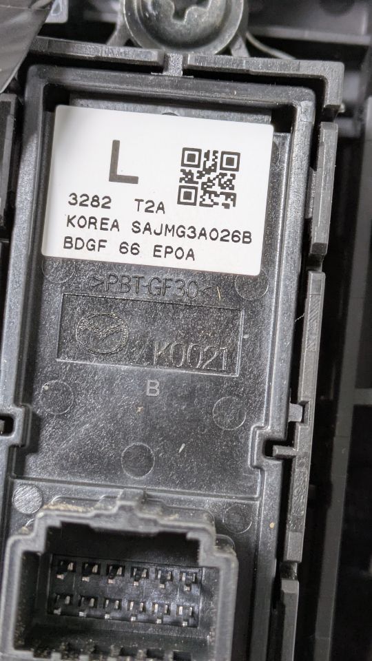 2023 MAZDA CX-30 2.5L 4cyl Gasoline Console, Front - 403423 — photo 4