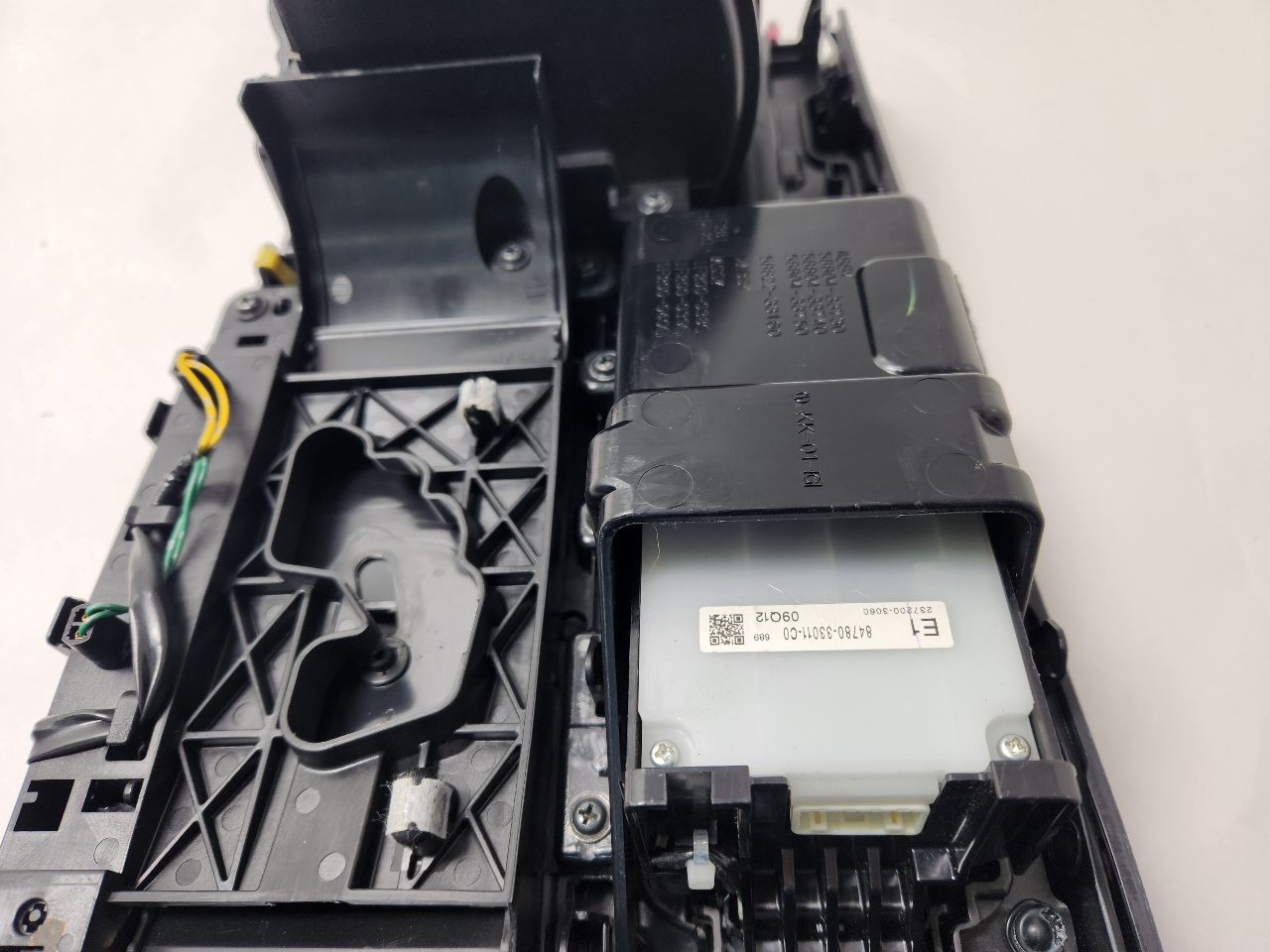 2014 LEXUS ES300H 4cyl Electric 2.5 Console, Front - 408161 — photo 5