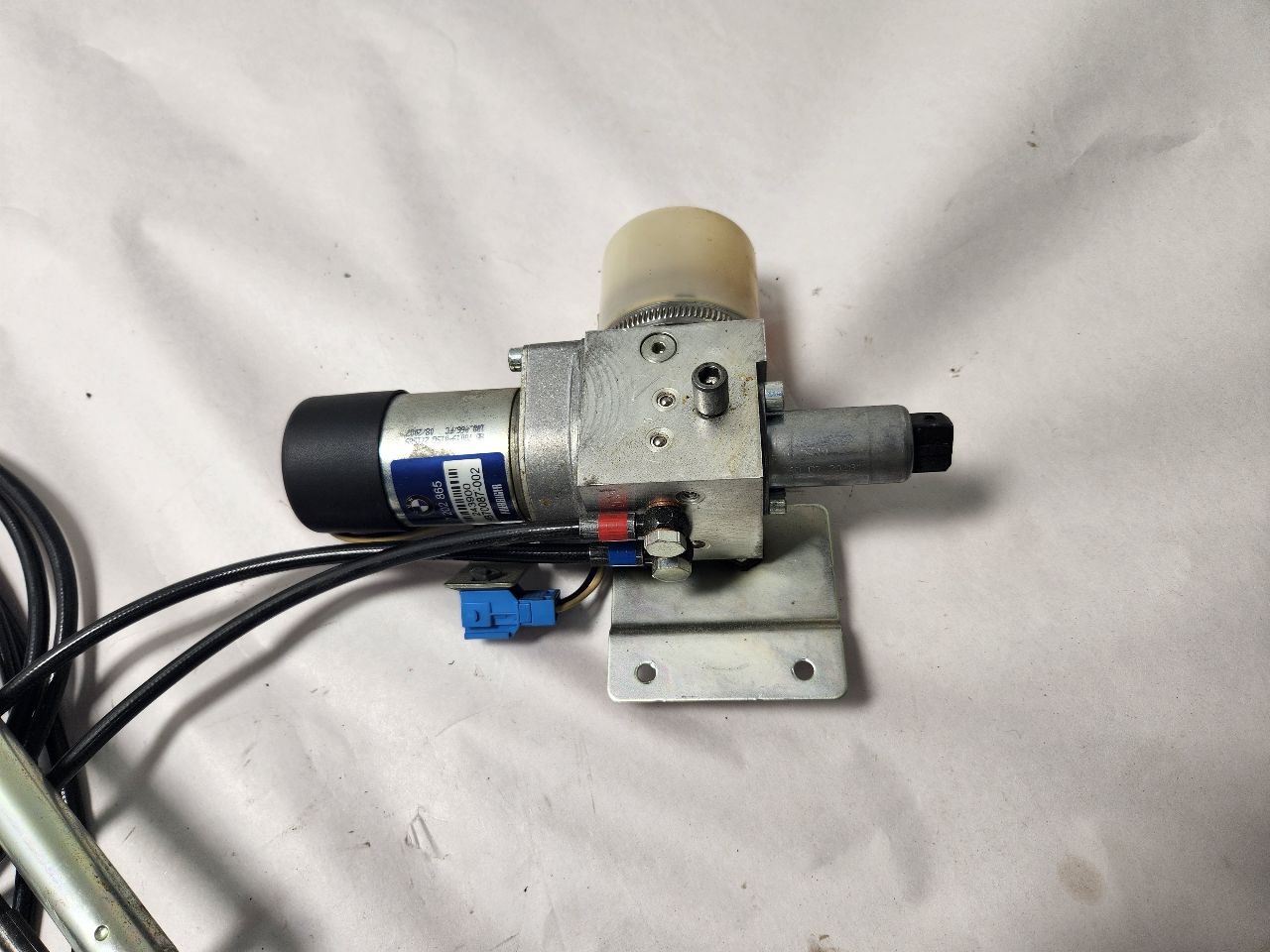 2008 BMW 760i Lid Motor and Pump - 416154 — photo 2