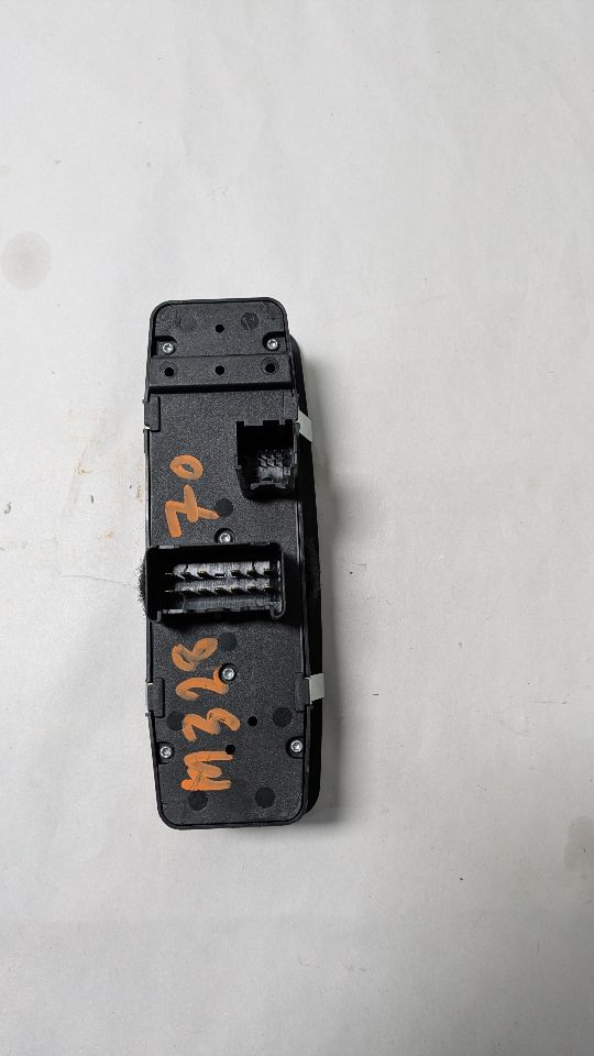 2014 DODGE DART 4cyl Gasoline 2.4 Front Door Switch - 428716 — photo 6