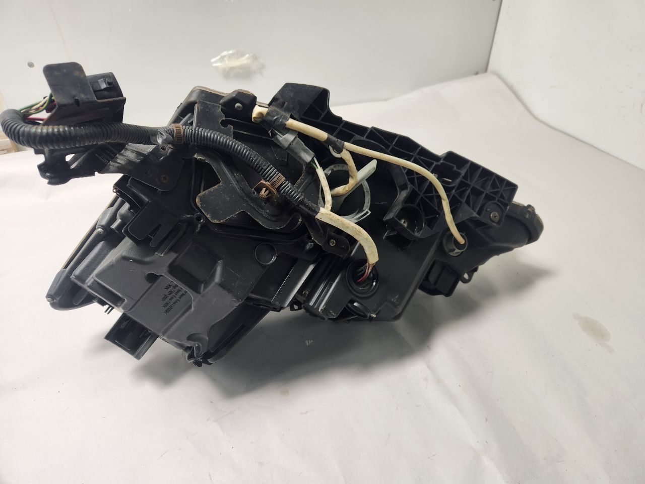 2006 LEXUS IS250 6cyl Gasoline 2.5 Right HEADLAMP ASSEMBLY - 431772 — photo 2