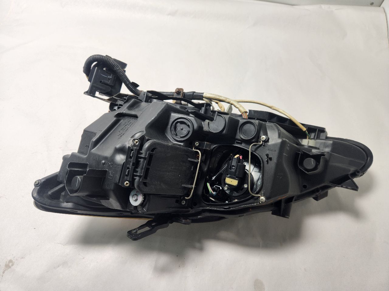 2006 LEXUS IS250 6cyl Gasoline 2.5 Right HEADLAMP ASSEMBLY - 431772 — photo 4