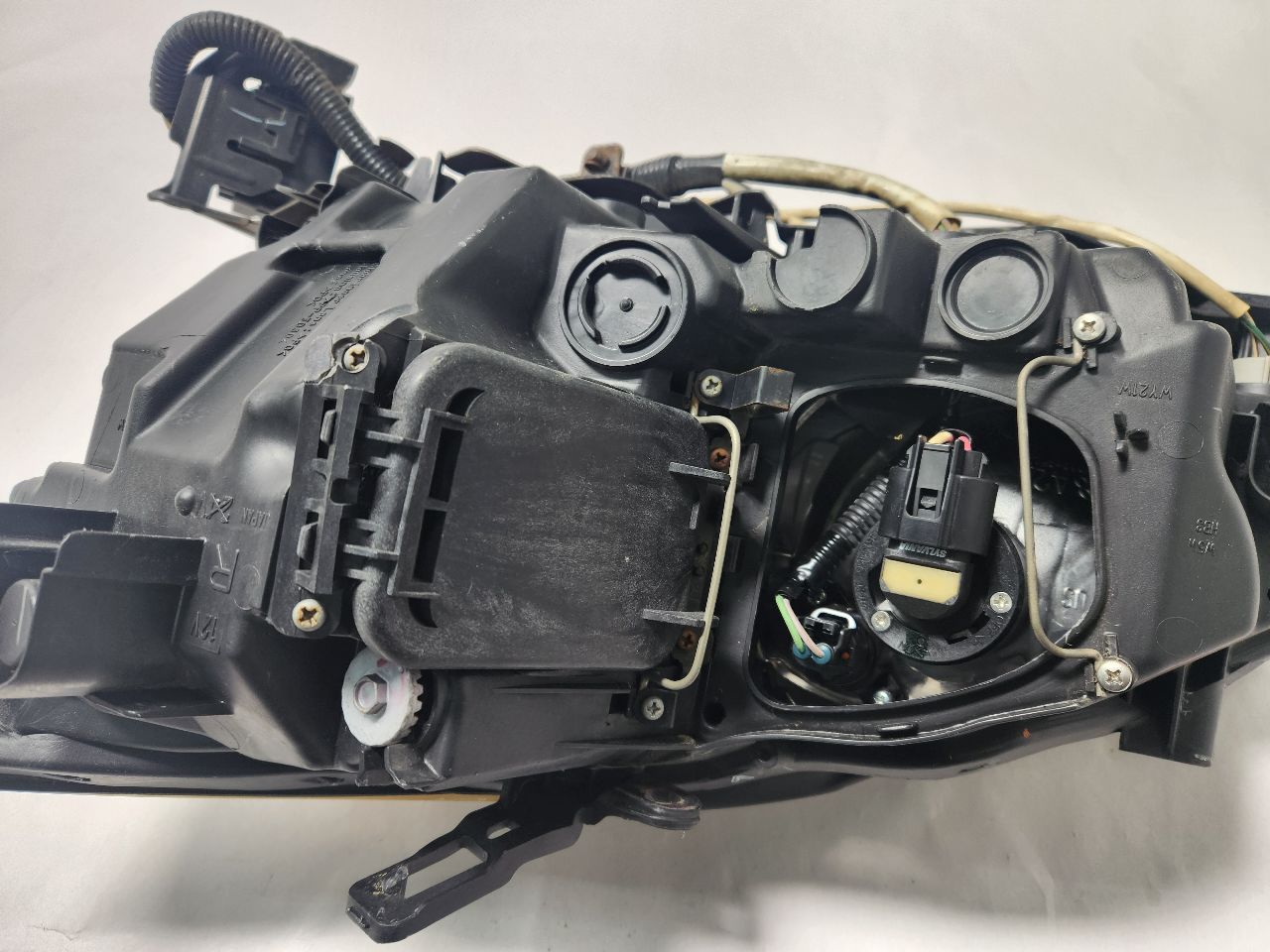 2006 LEXUS IS250 6cyl Gasoline 2.5 Right HEADLAMP ASSEMBLY - 431772 — photo 5