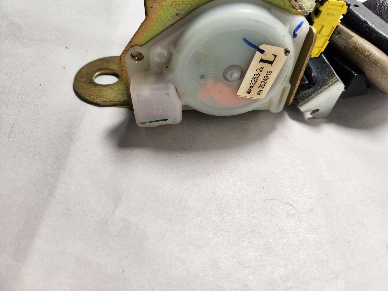 2002 CADILLAC ESCALADE EXT 8cyl Gasoline 6.0 Seat Belt, Front - 436949 — photo 2