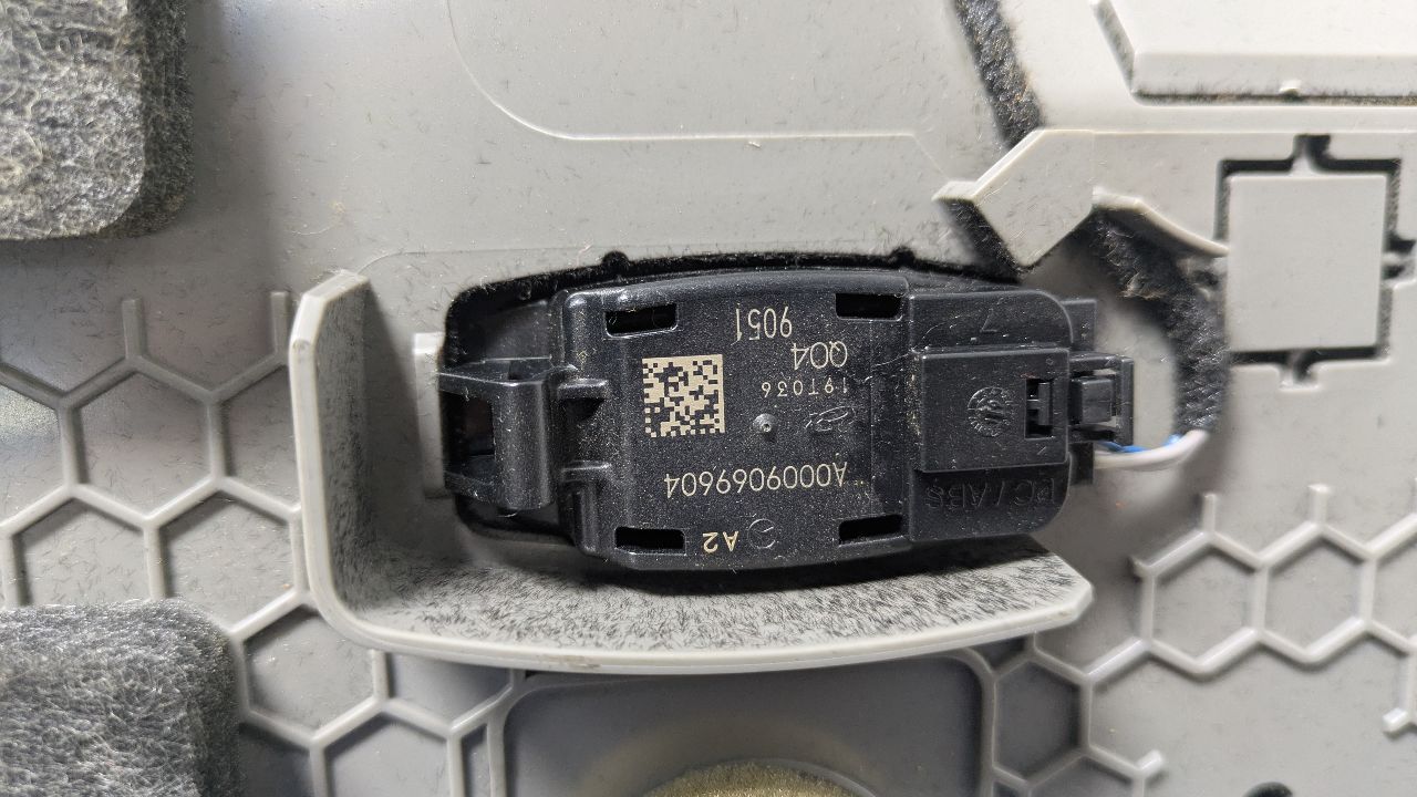 2019 MERCEDES-BENZ E-CLASS GLOVE BOX - 441305 — photo 4