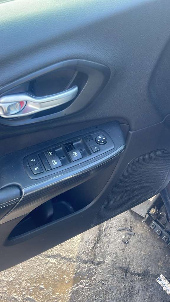 2015 JEEP CHEROKEE Right Knee, Front - 441554 — photo 7