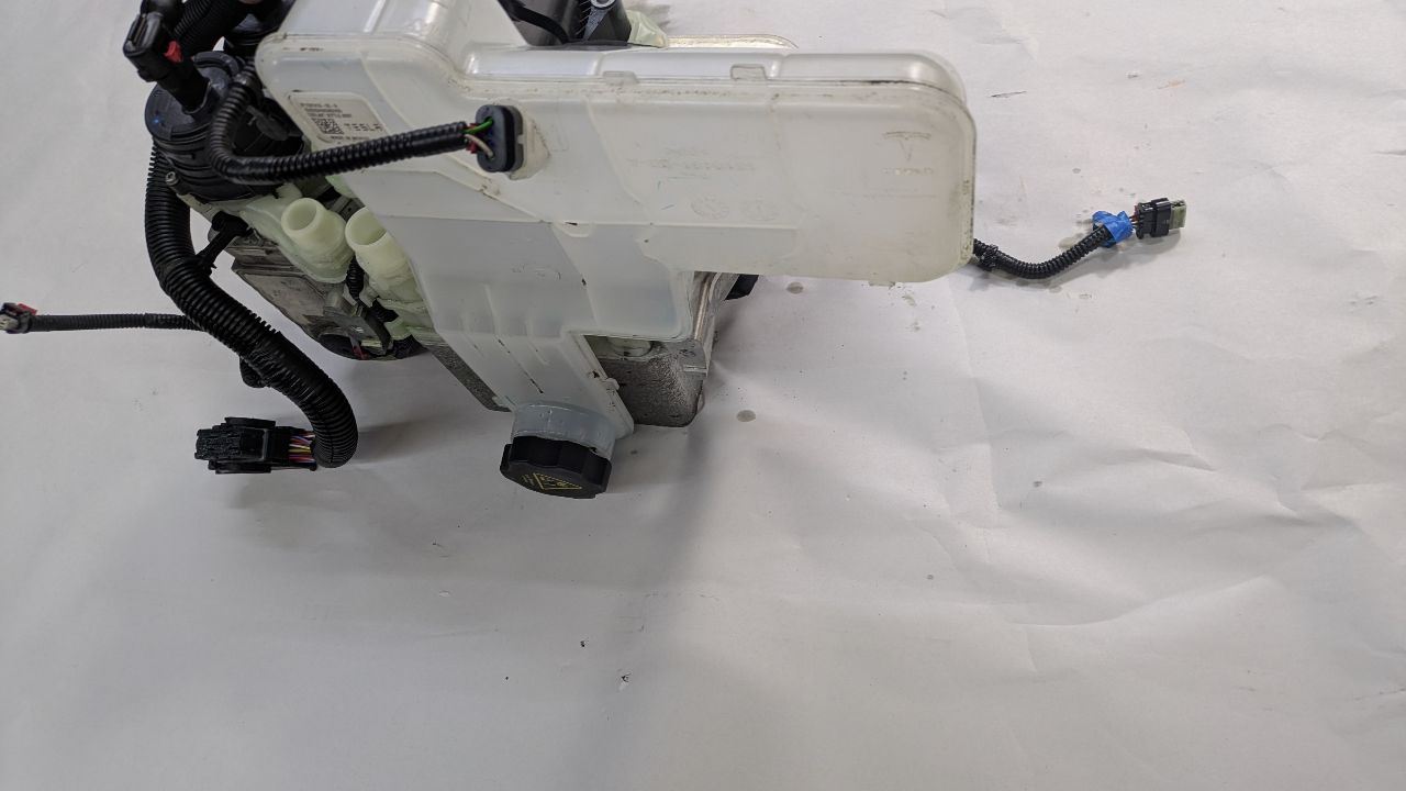 2024 TESLA TESLA S L cyl Coolant Reservoir - 445430 — photo 3