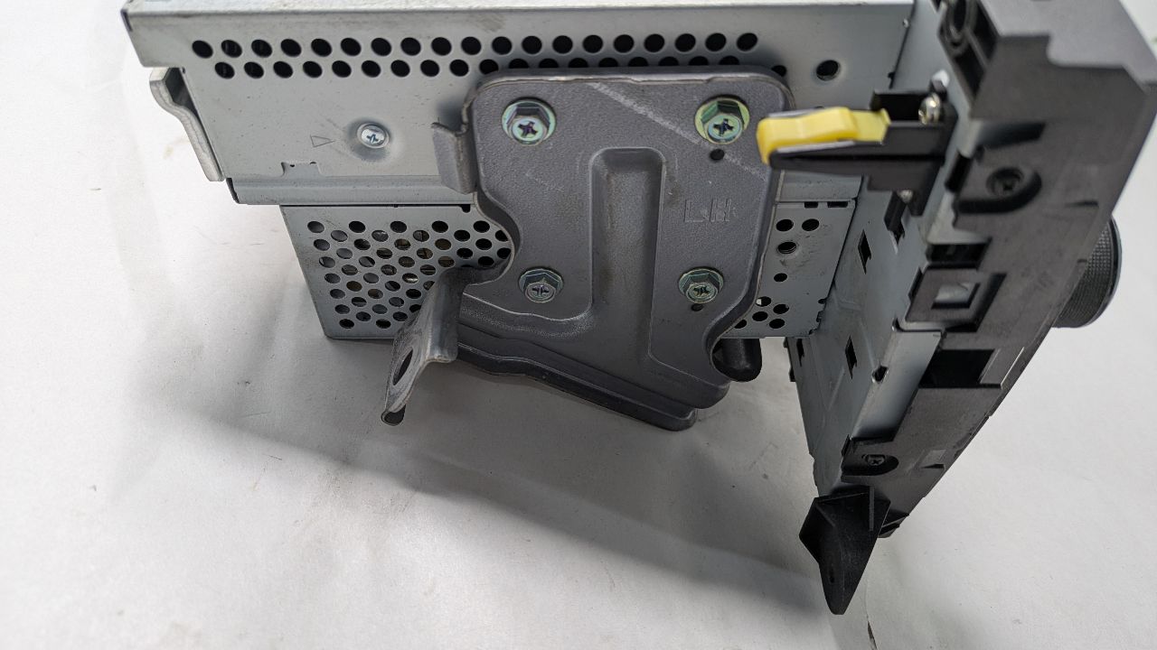 2013 TOYOTA SIENNA 6cyl Gasoline 3.5 Radio Audio - 445825 — photo 4