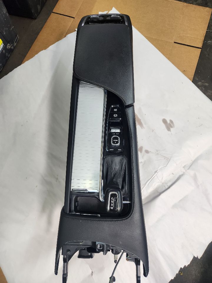 2016 VOLVO XC90 Console, Front - 448738