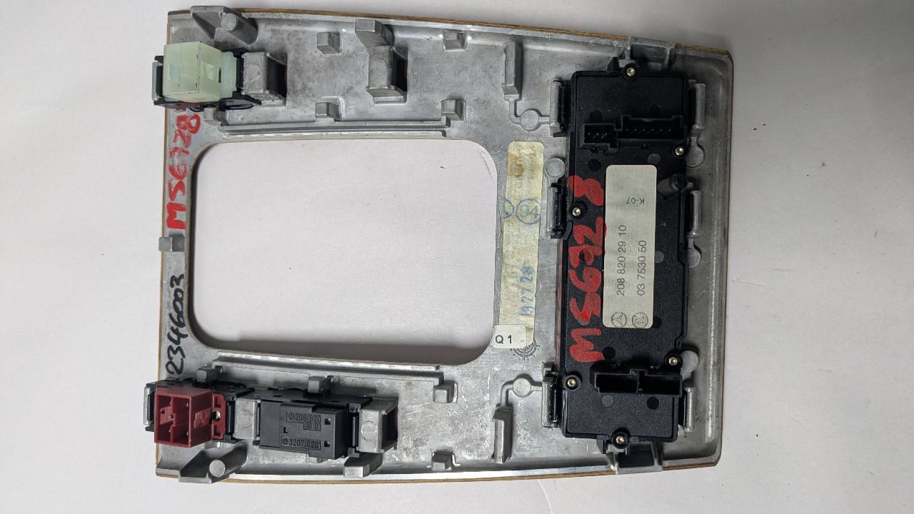 2000 MERCEDES-BENZ CLK 8cyl Gasoline 4.3 Console, Front - 452768 — photo 2