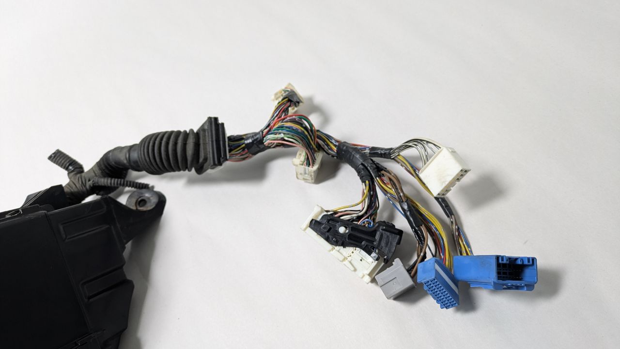 2008 LEXUS IS250 Left Fuse Box, Engine - 454870 — photo 4