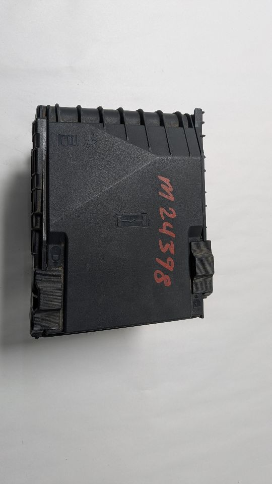 2008 VOLKSWAGEN PASSAT Fuse Box, Engine - 455438 — photo 1