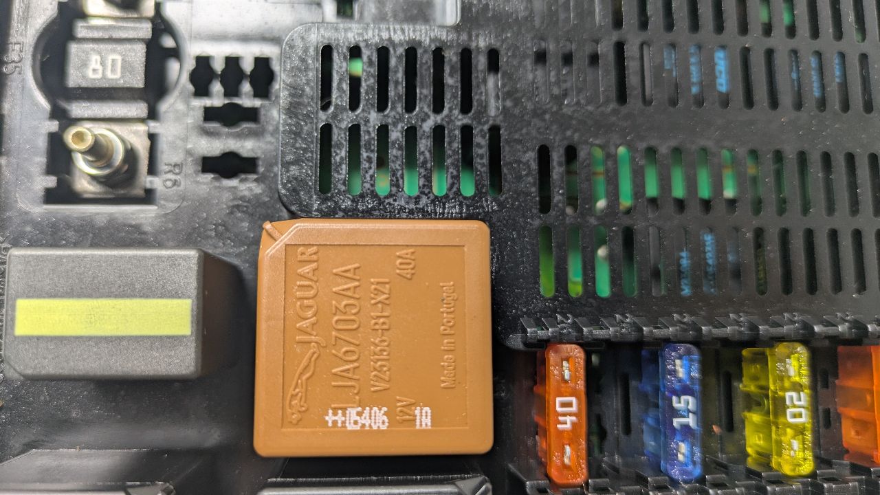 2007 JAGUAR XK Fuse Box, Engine - 457240 — photo 5