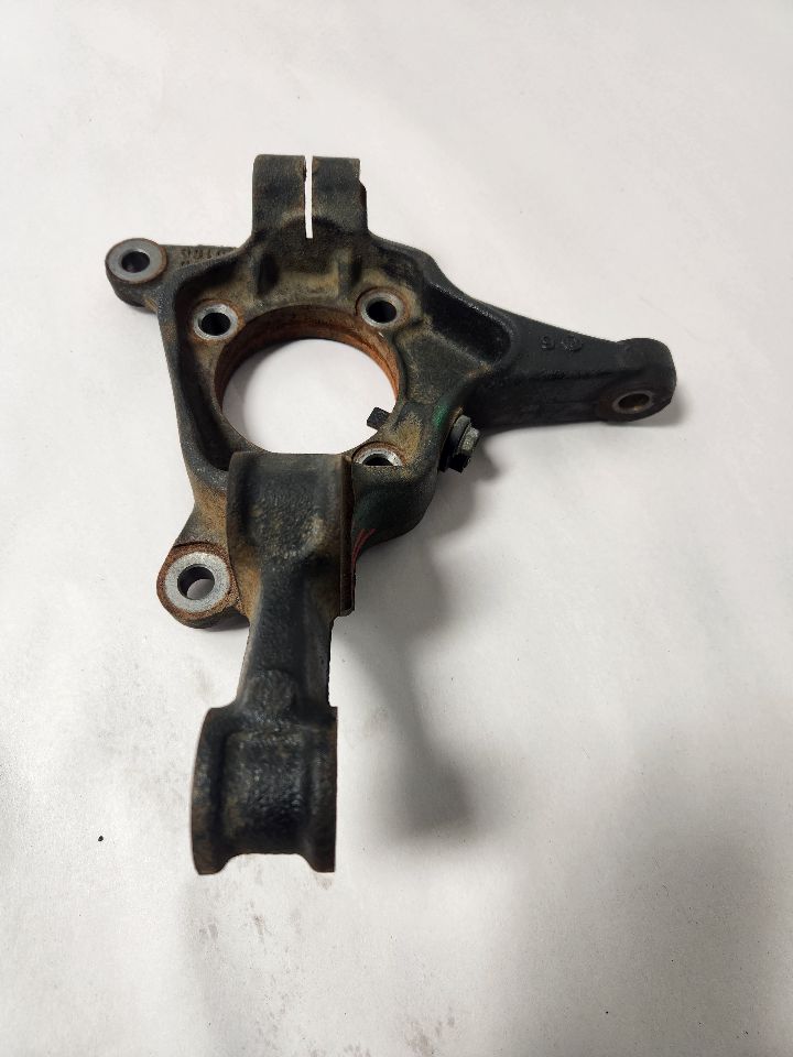 2019 SUBARU XV CROSSTREK Left SPINDLE KNUCKLE, FR - 462545 — photo 1