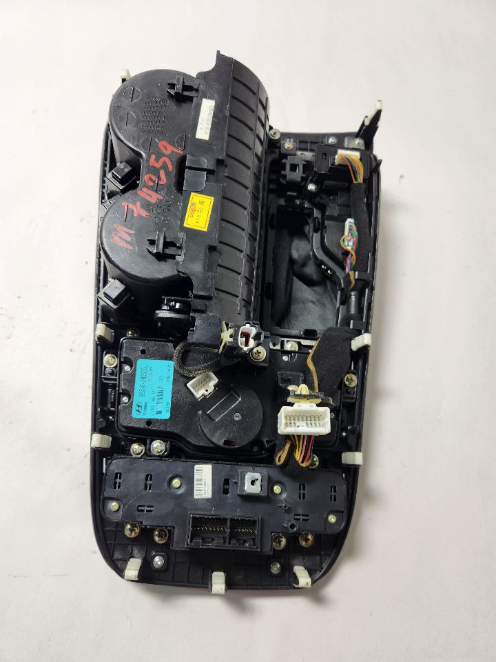 2014 HYUNDAI EQUUS Console, Front - 462849 — photo 3