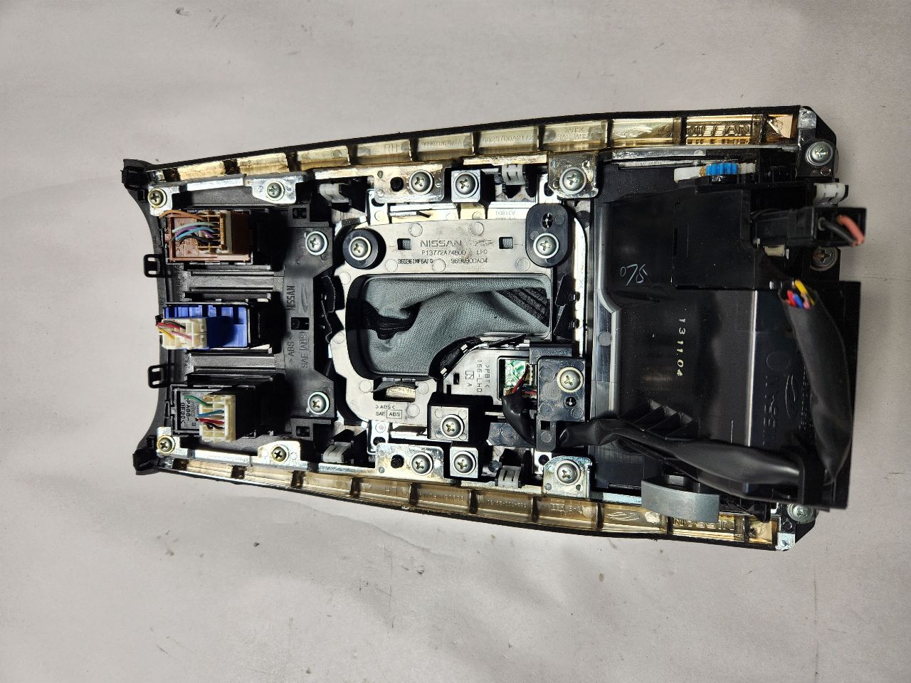 2013 INFINITI G37 Console, Front - 463143 — photo 3