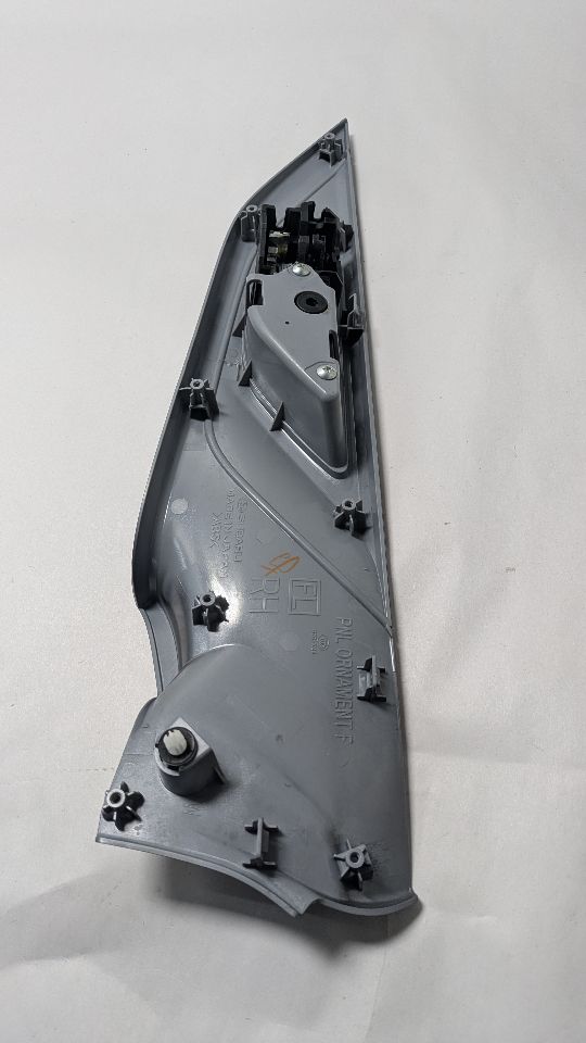 2019 SUBARU XV CROSSTREK Dr Handle, Interior - 463580 — photo 2