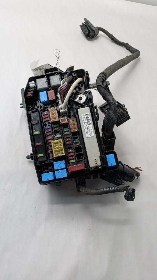 2014 TOYOTA PRIUS Fuse Box, Engine - 468302 — photo 1