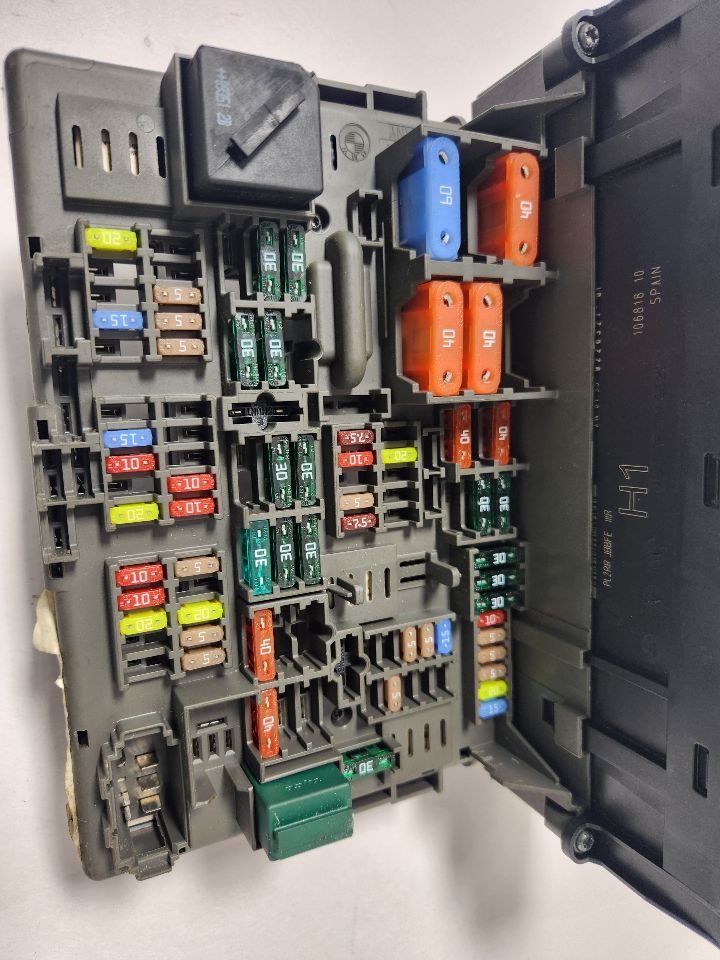 2010 BMW 328i Fuse Box, Engine - 469354 — photo 1
