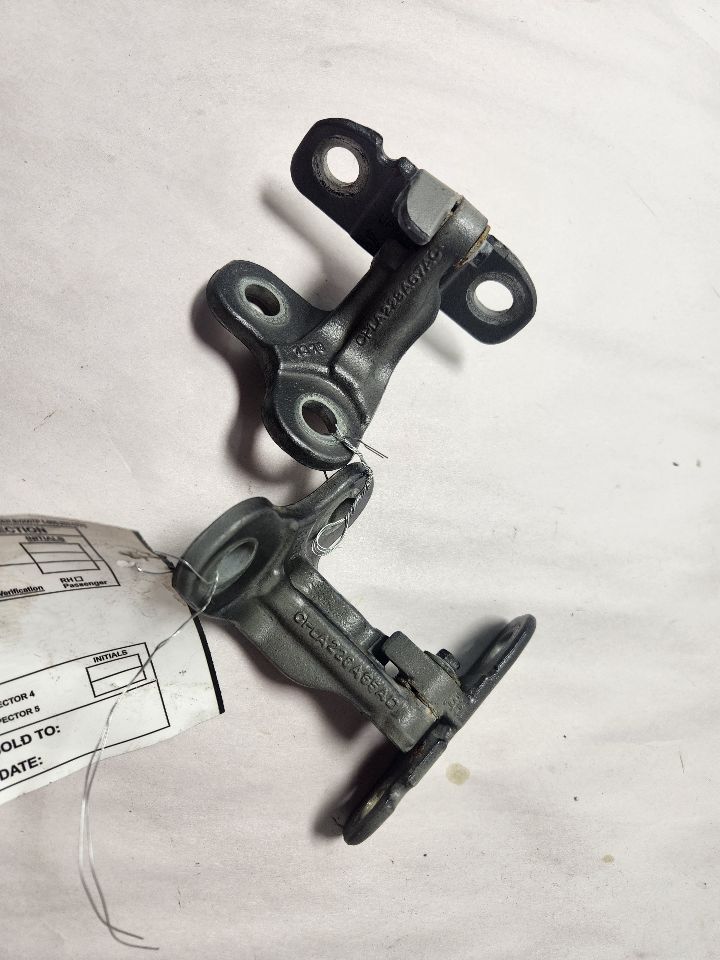 2017 JAGUAR XF 6cyl Supercharged 3.0 DOOR HINGE, REAR - 471027 — photo 1