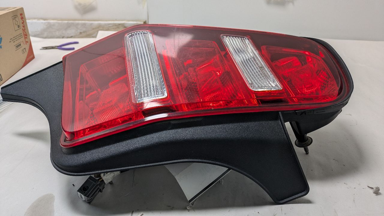 2011 FORD MUSTANG Left TAIL LAMP - 473924 — photo 2
