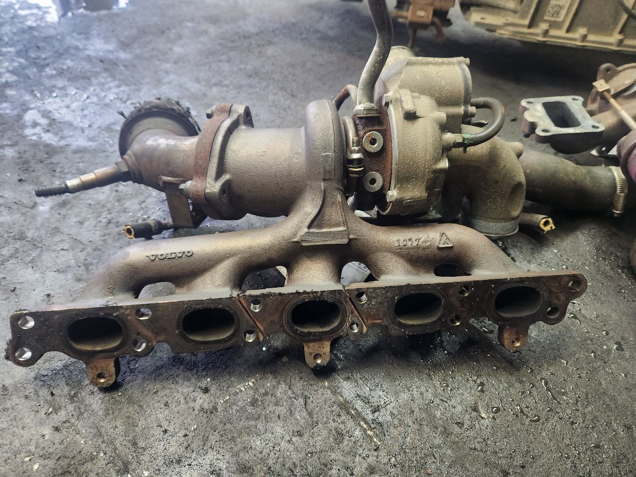 2011 VOLVO 30 SERIES EXHAUST MANIFOLD - 474034 — photo 6