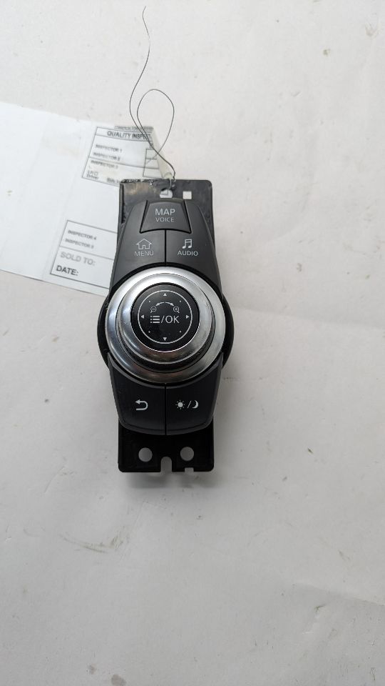 2017 INFINITI QX30 Console, Front - 474609 — photo 2
