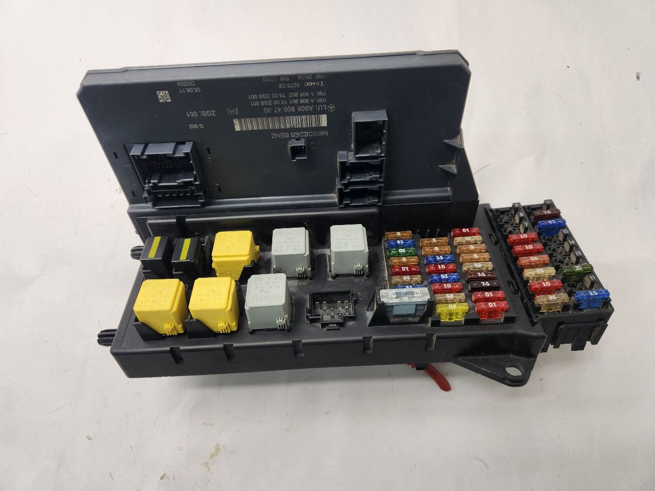 2011 MERCEDES-BENZ SPRINTER 2500 Fuse Box, Engine - 477569 — photo 3