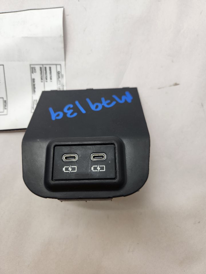 2023 TOYOTA RAV4 Console, Front - 479861 — photo 1