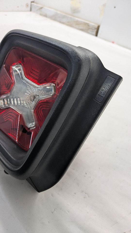 2017 JEEP RENEGADE Right TAIL LAMP - 484511 — photo 3