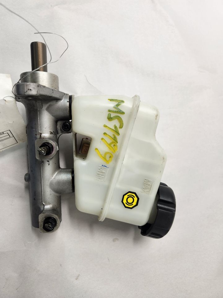 2011 HYUNDAI GENESIS BRAKE MASTER CYL - 490577 — photo 1