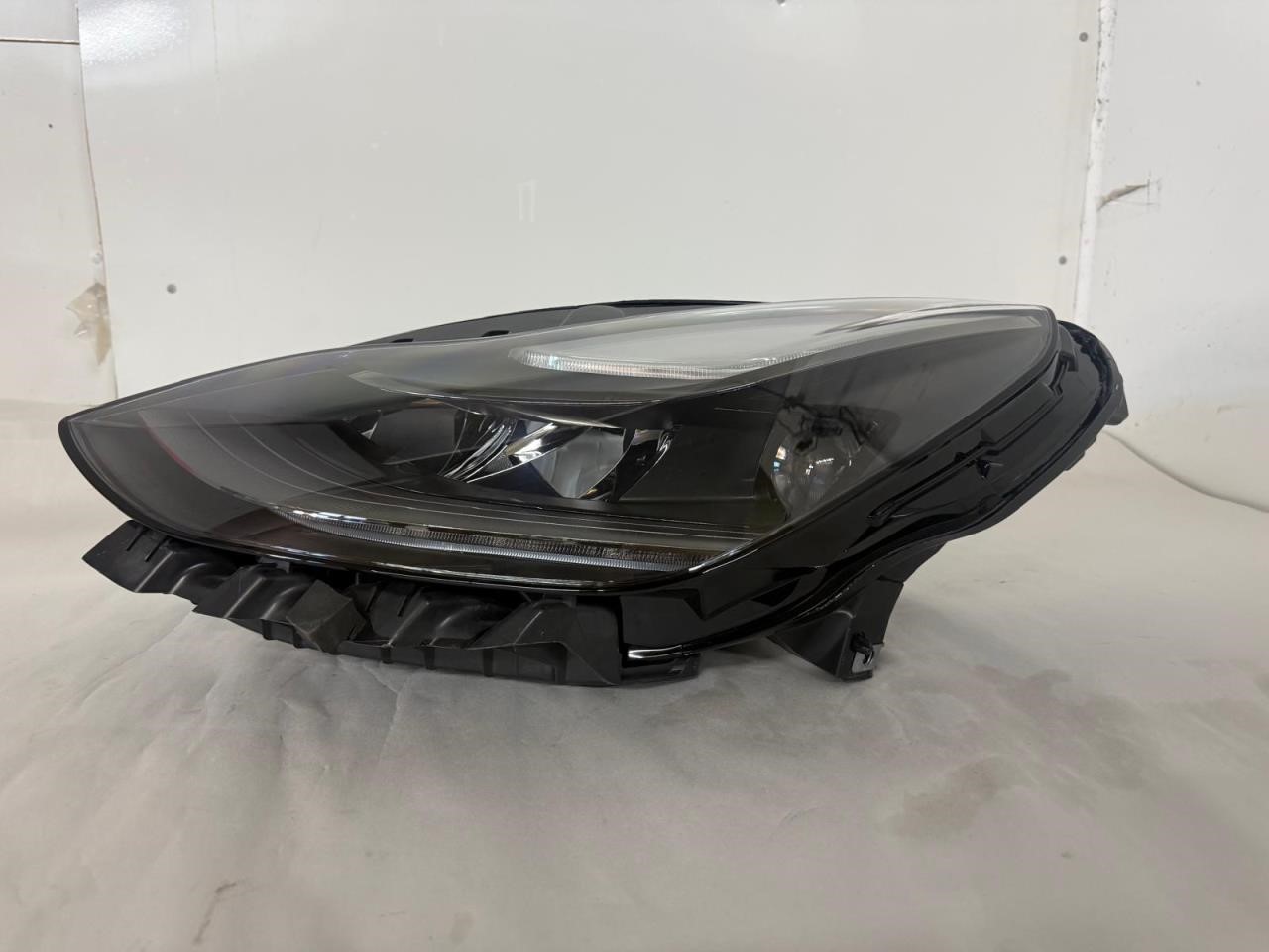 2022 TESLA TESLA Y HEADLAMP ASSEMBLY - 495164 — photo 1