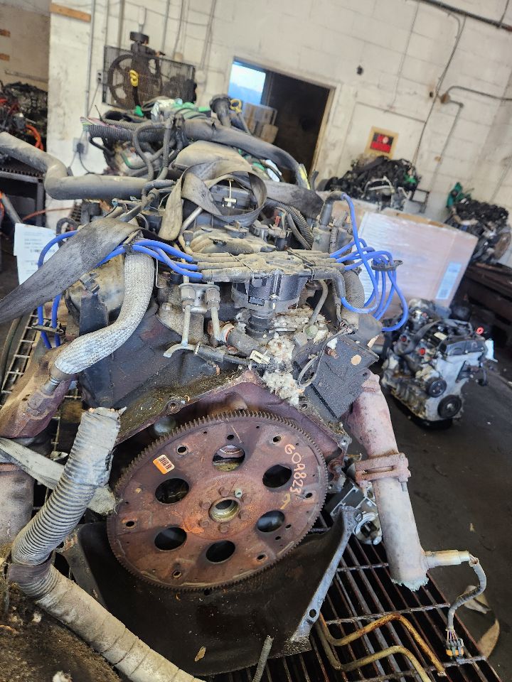 2000 GMC VAN 8cyl Gasoline 5.7 ENGINE ASSEMBLY - 502430 — photo 1