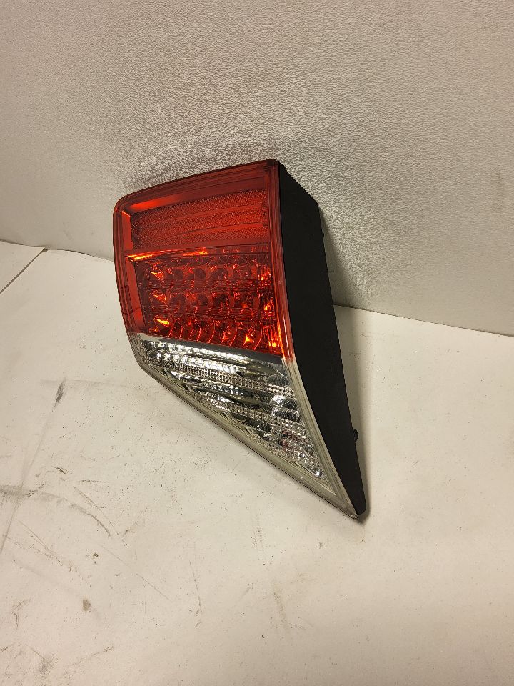 2011 HYUNDAI GENESIS Left TAIL LAMP - 704 — photo 2