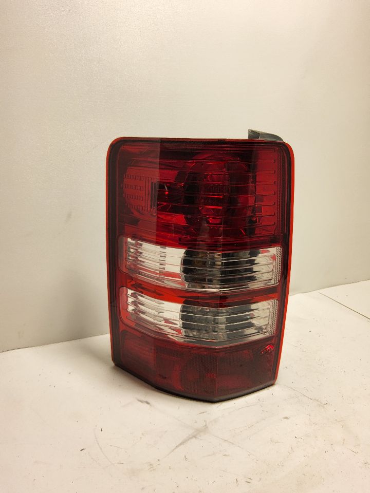 2012 JEEP LIBERTY Left TAIL LAMP - 732 — photo 3