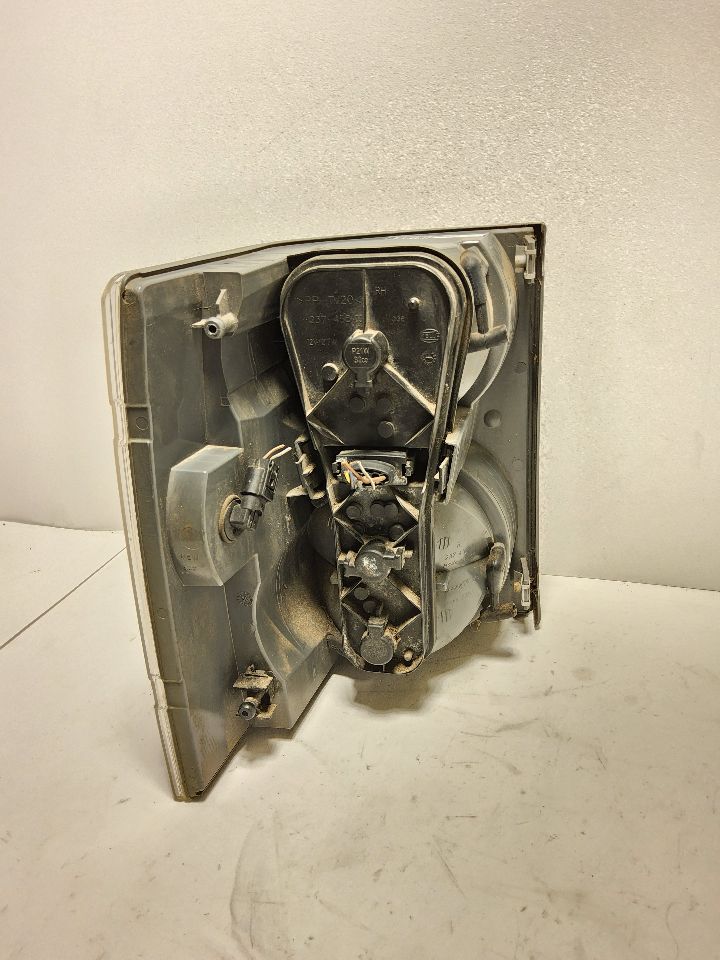 2004 LAND ROVER RANGE ROVER Right TAIL LAMP - 745 — photo 6