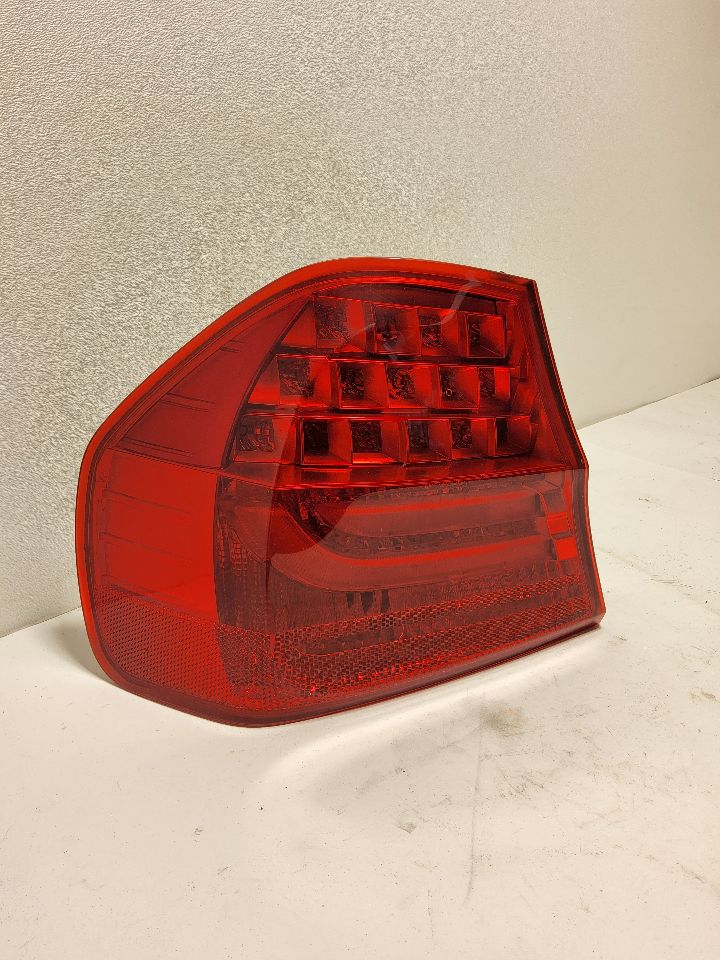 2009 BMW 328i Left TAIL LAMP - 793 — photo 3