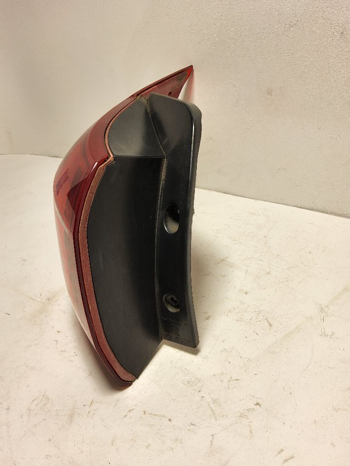 2011 KIA SPORTAGE Left TAIL LAMP - 821 — photo 2