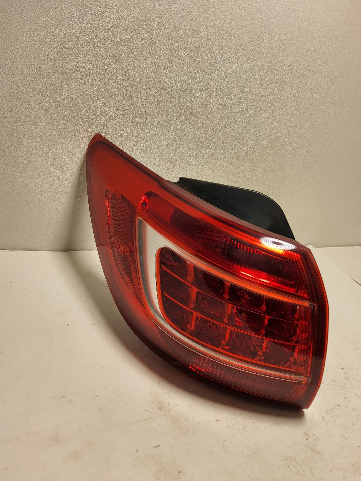 2011 KIA SPORTAGE Left TAIL LAMP - 821 — photo 3